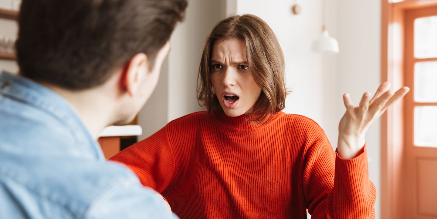 Kiedy złość bierze górę - rozzłoszczona kobieta krzyczy na swojego partnera - Marita Woźny