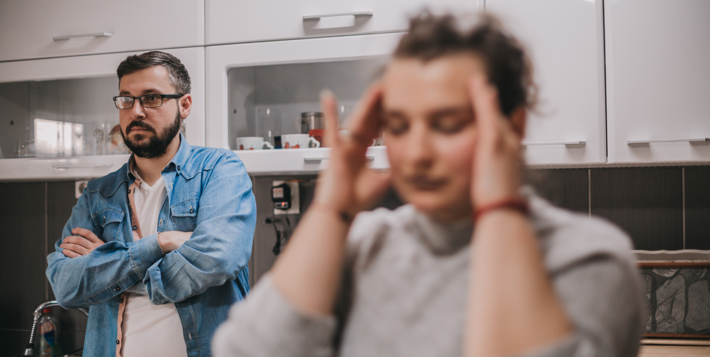 Jak przestać kłócić się o wszystko, a zacząć oddawać się przyjemnościom życia z ukochaną osobą- mąż i żona stoją w kuchni i kłócą się obowiązki domowe - Marita Woźny